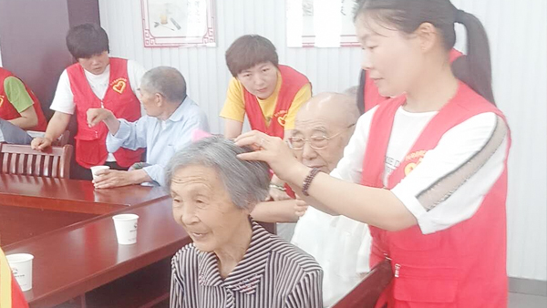 旭瑞網業領導慰問社區老人